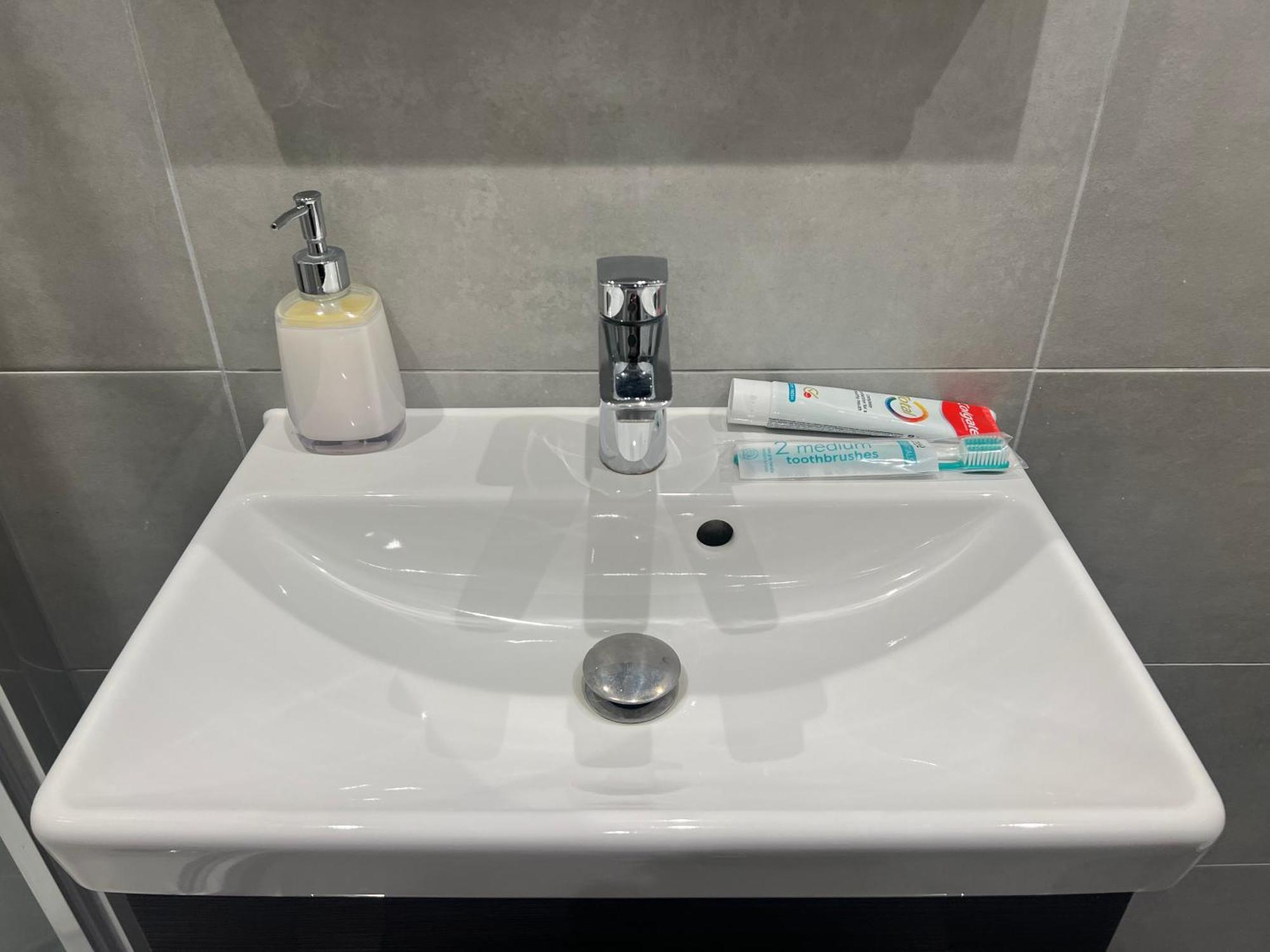 London Heathrow Airport Apartment Voyager House Terminal 12345 - Ev Electric And Parking Available! Hillingdon Exterior photo